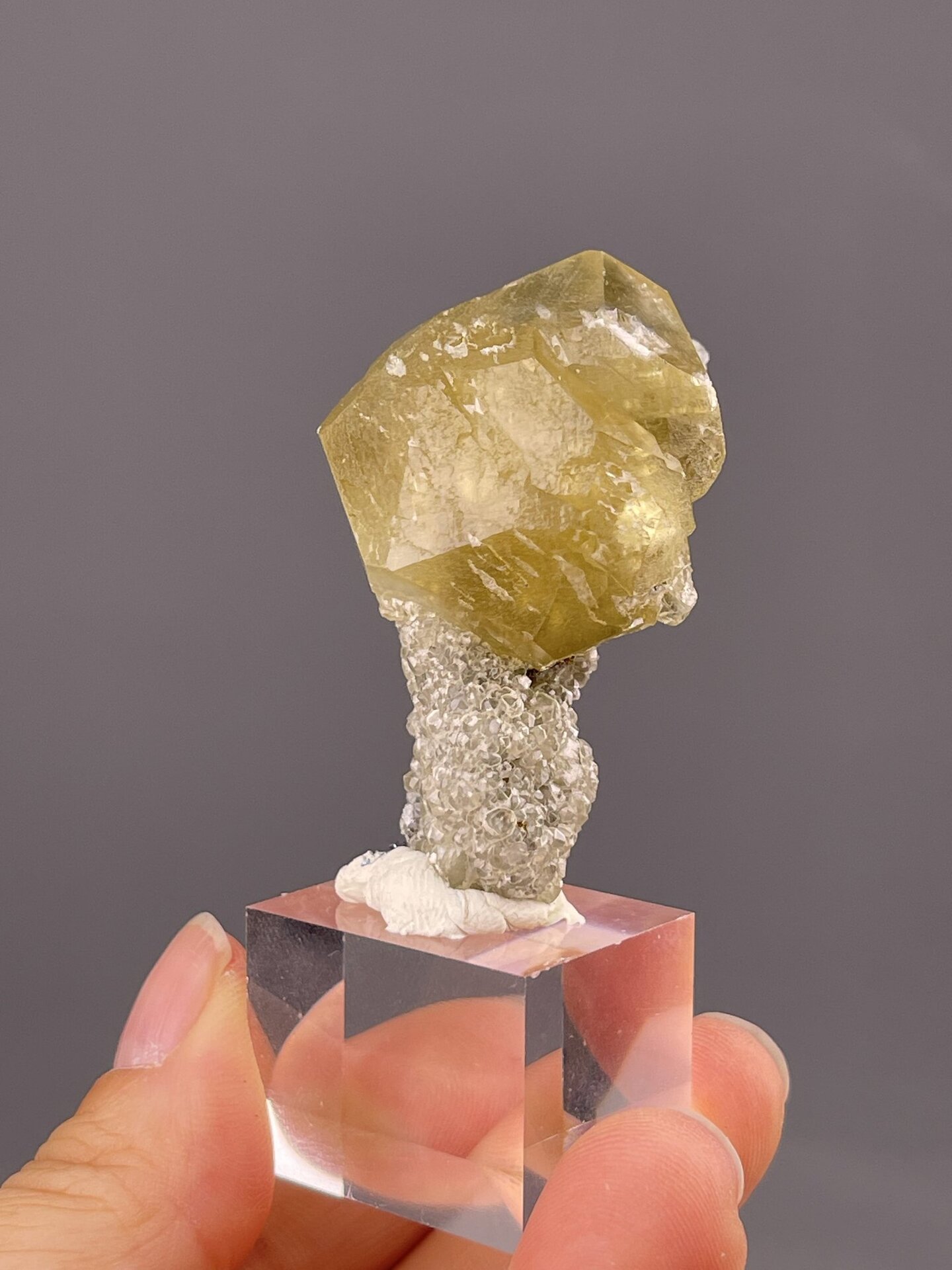 Side view of scepter calcite showing elongated crystal habit