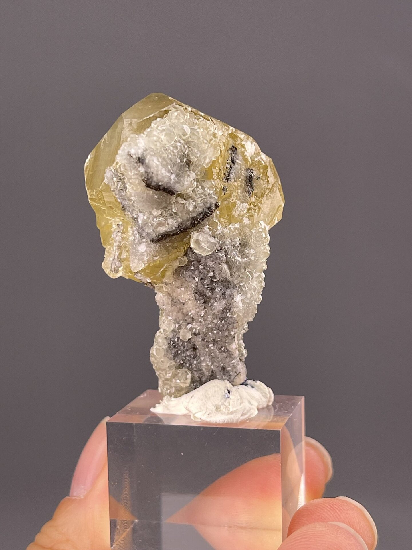 Angled view of Daye Mine calcite scepter highlighting yellow colour