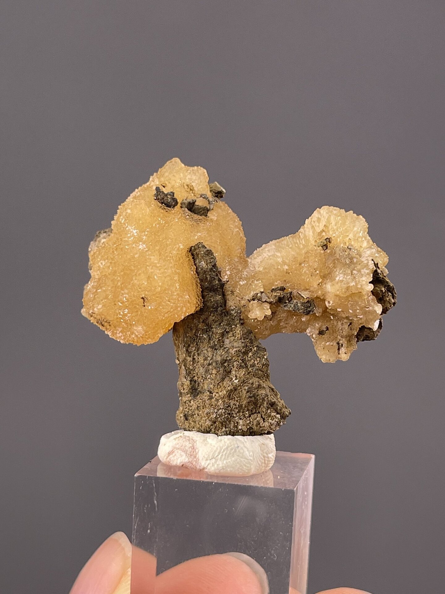 Side view of Daye Mine calcite showing elongated stalactitic form