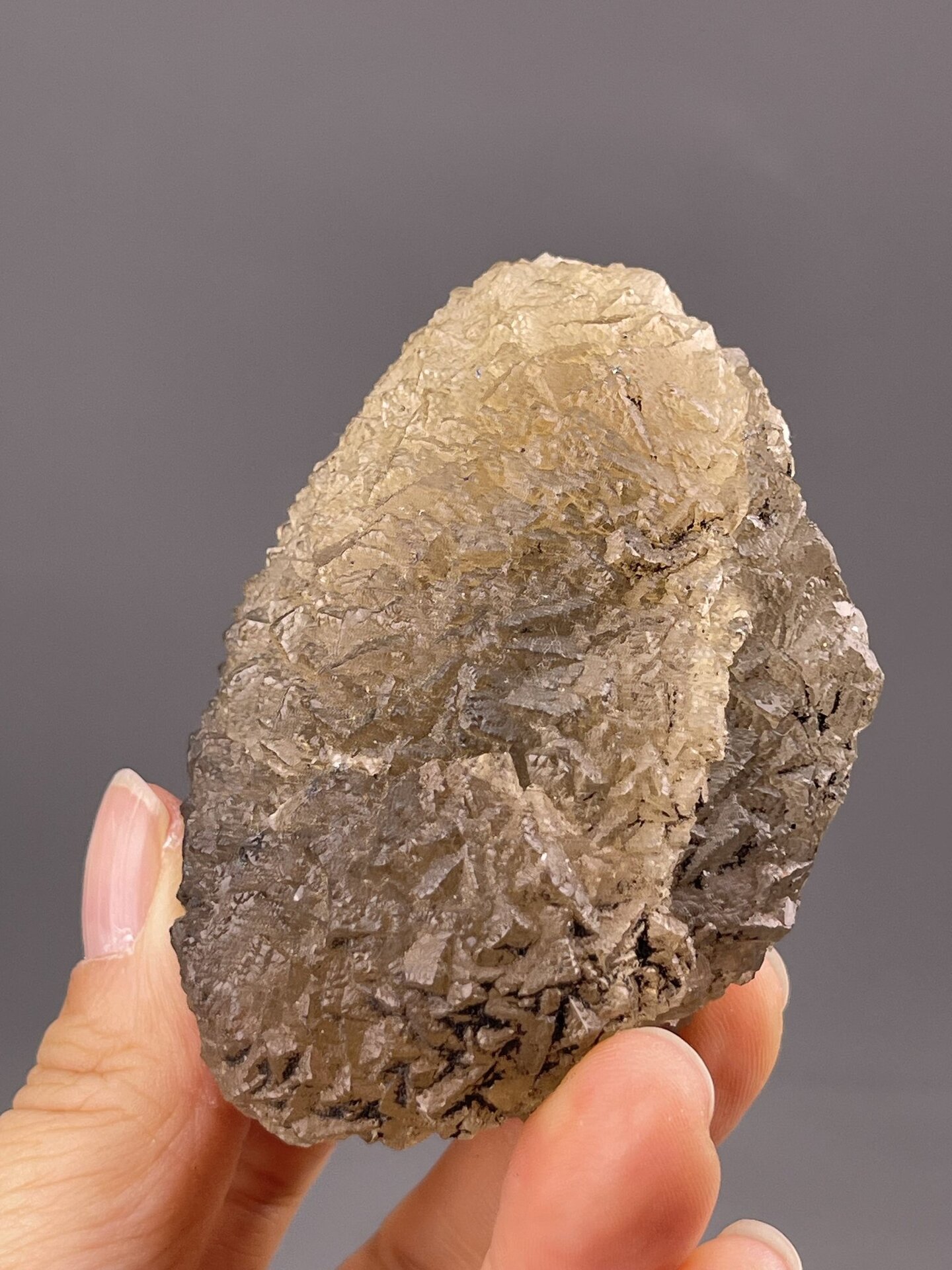 Side view of fluorite showing botryoidal three-dimensional form