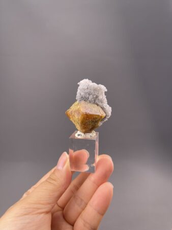 Honey-yellow scheelite with octahedral form, Xuebaoding Mountain, Sichuan