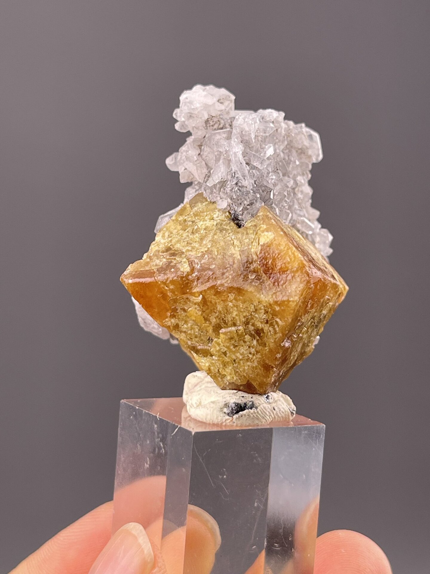 Close-up of scheelite showing yellow colour and octahedral faces
