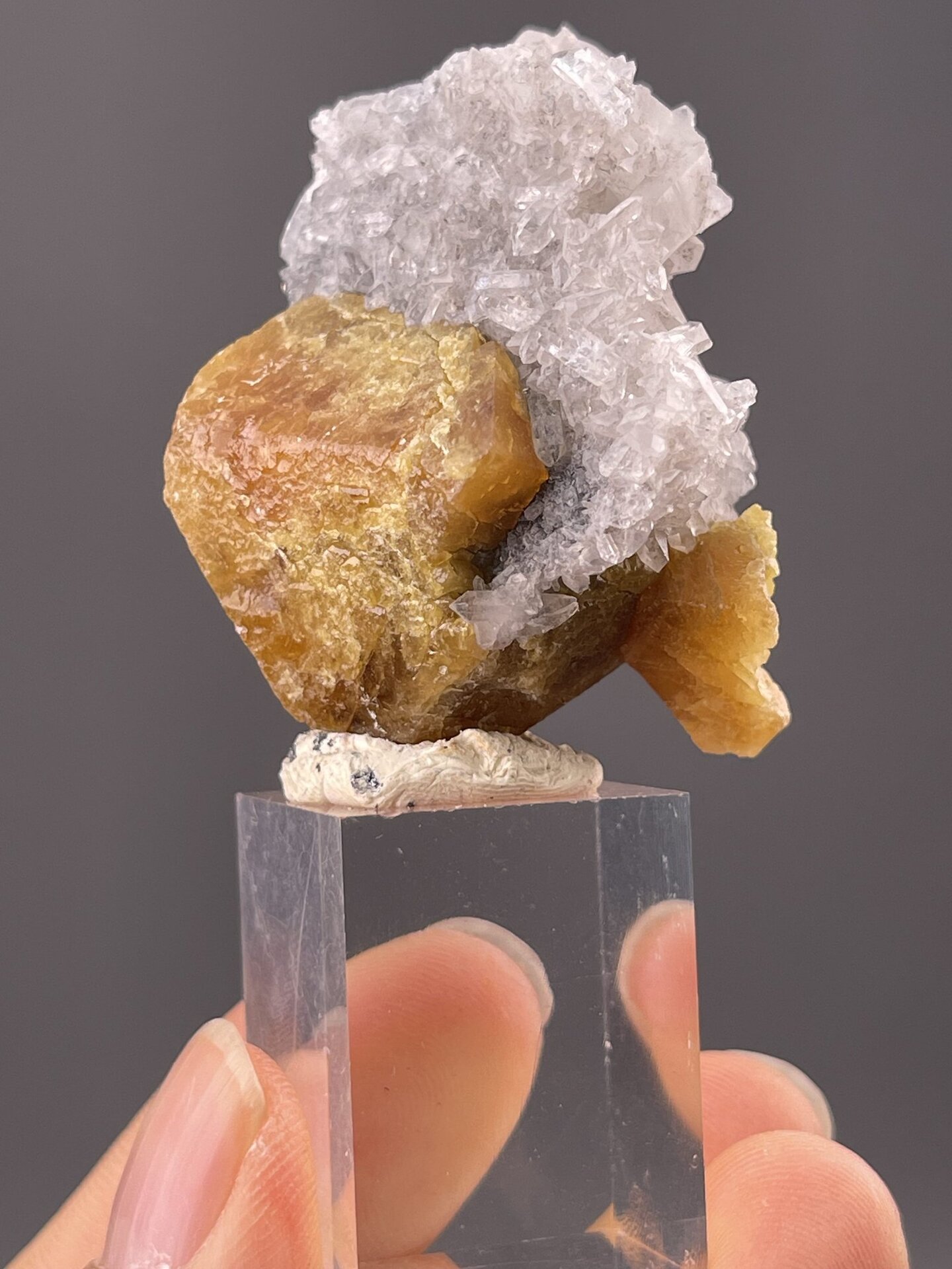 CaWO₄ tetragonal scheelite, Mohs 4.5–5, Xuebaoding Mountain