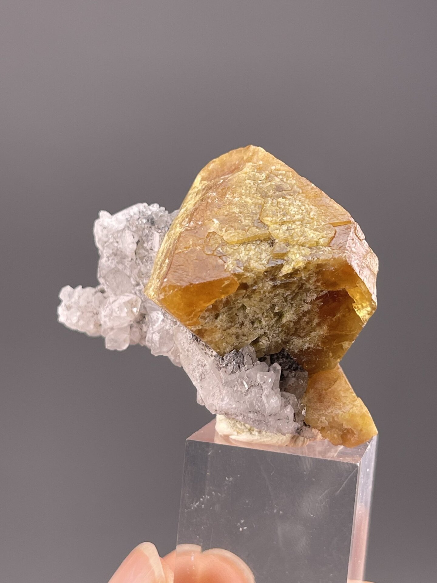 Top view of scheelite showing octahedral geometry