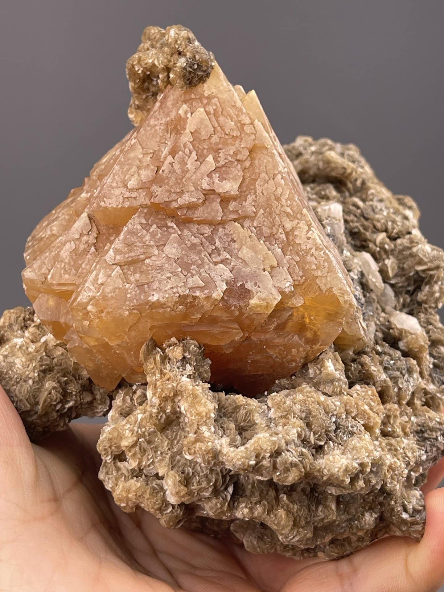 Front view of yellow scheelite showing bipyramidal octahedral form