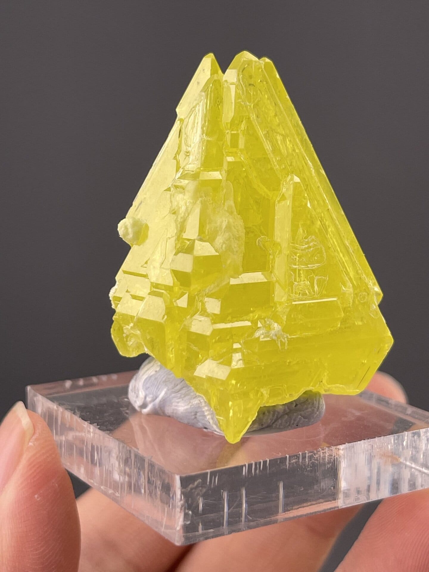 Close-up of sulfur crystal faces showing yellow colour and resinous luster