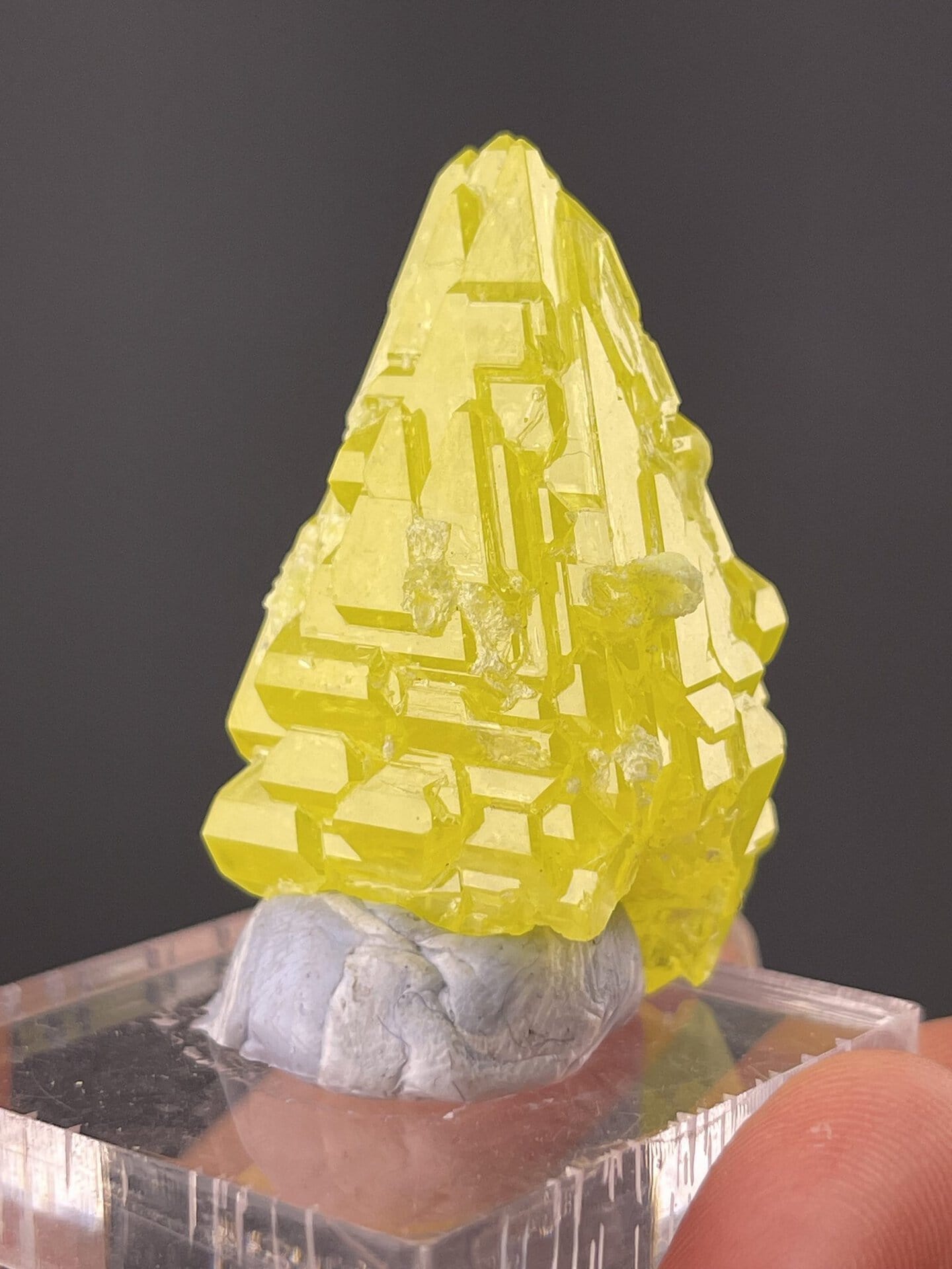 Side view of sulfur crystals showing orthorhombic crystal habit