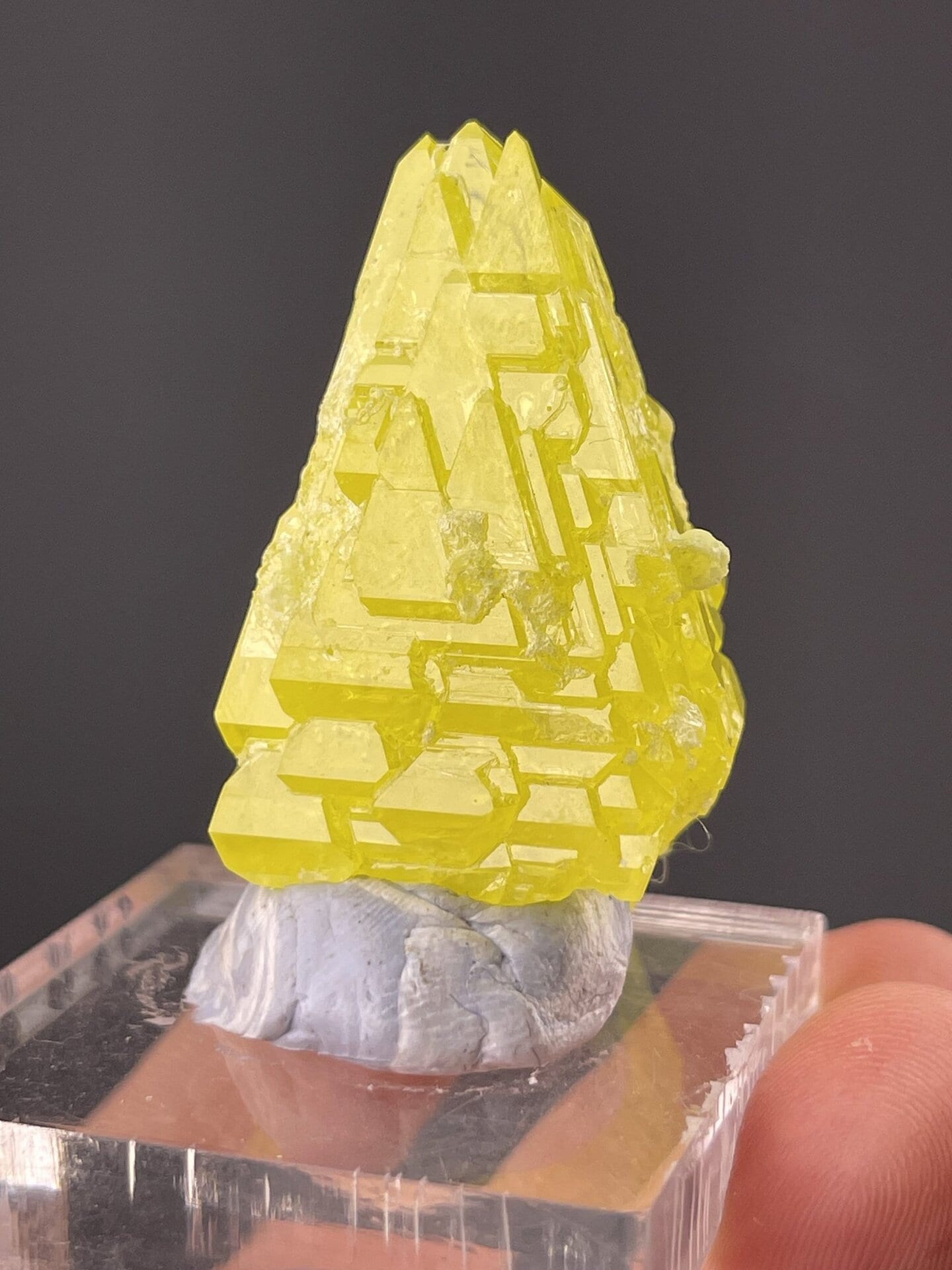Native sulfur S₈ orthorhombic crystals, Mohs 1.5–2.5, Yunnan China