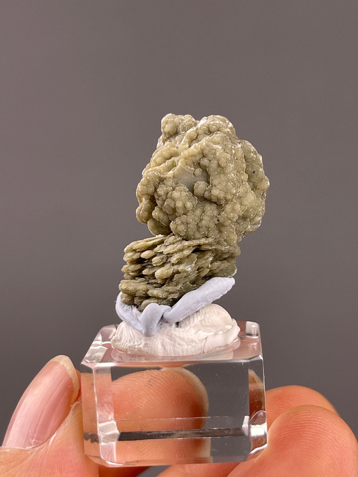 Calcite from Huanggangliang, Inner Mongolia, China: olive green rounded crown above stacked thin plates.