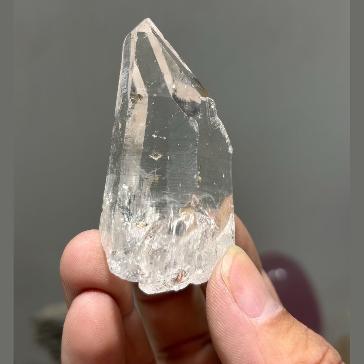 Tip-and-face chip Xuebaoding quartz — complete view