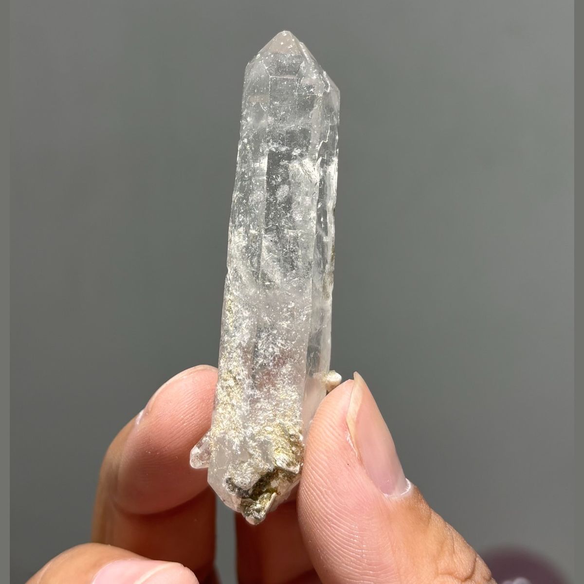Tall tip-chip Xuebaoding quartz — complete view