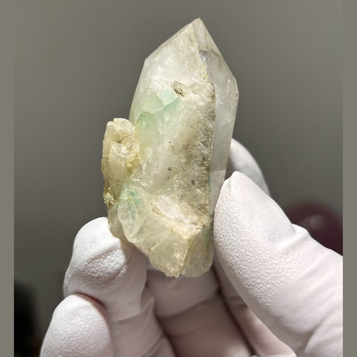 Mid tip-chip Xuebaoding quartz — complete view