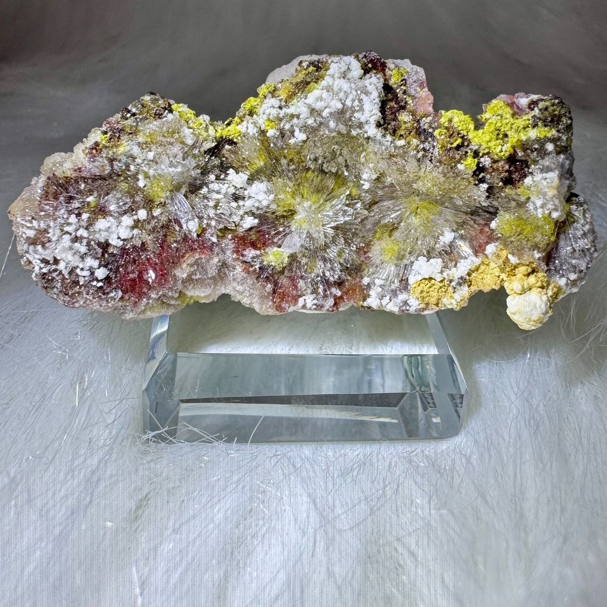 Colorful Creedite with Yellow-Green 5.7 cm — complete view