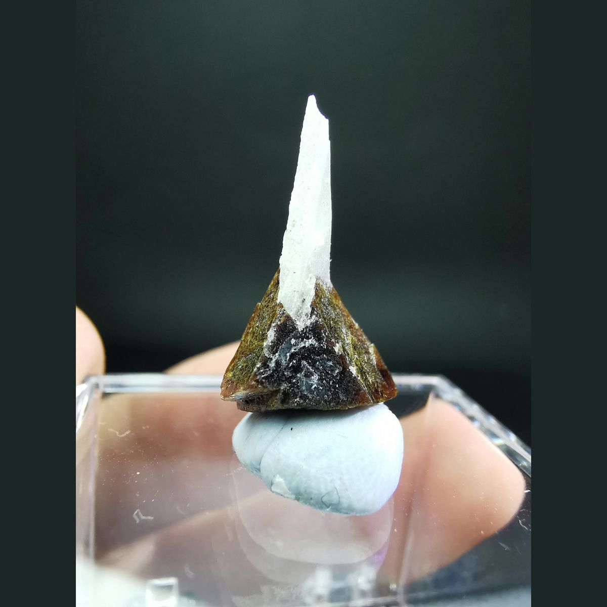 Floater interference helvine shaped like a sail — complete view