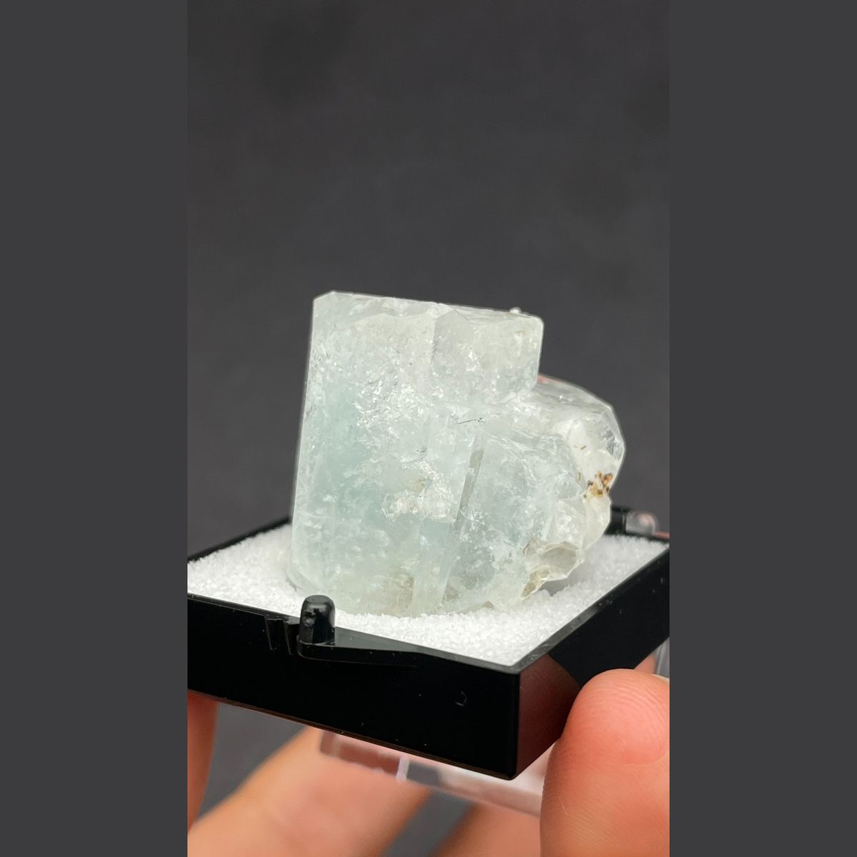Pale blue columnar aquamarine crystal from Xuebaoding — complete view