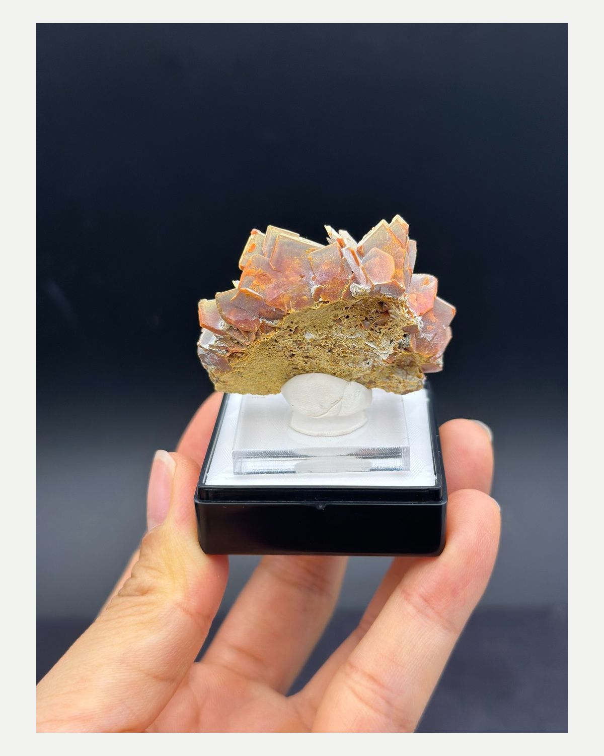 Complete reverse view of the tabular wulfenite cluster from Kumtag, Xinjiang