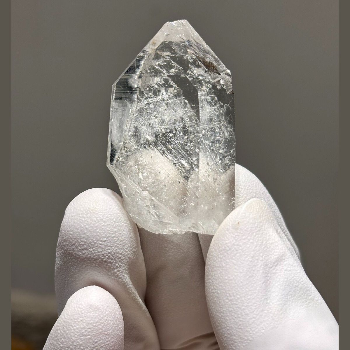 Xuebaoding quartz with tip chip — complete view