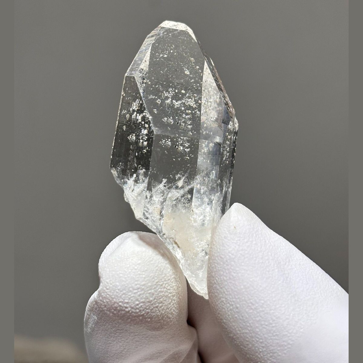 Complete-tip Xuebaoding quartz C — complete view