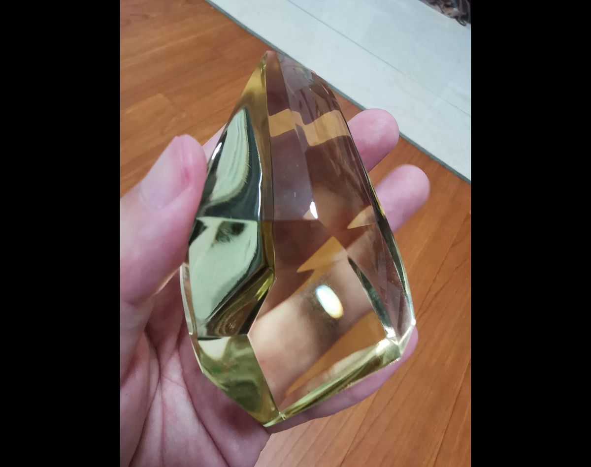 Complete front view of the faceted golden-yellow quartz freeform