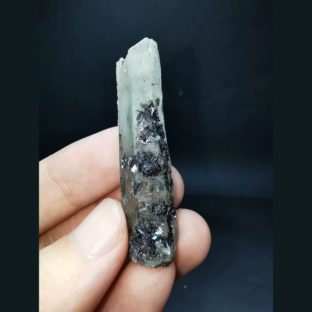 Interference quartz with specular hematite — complete view