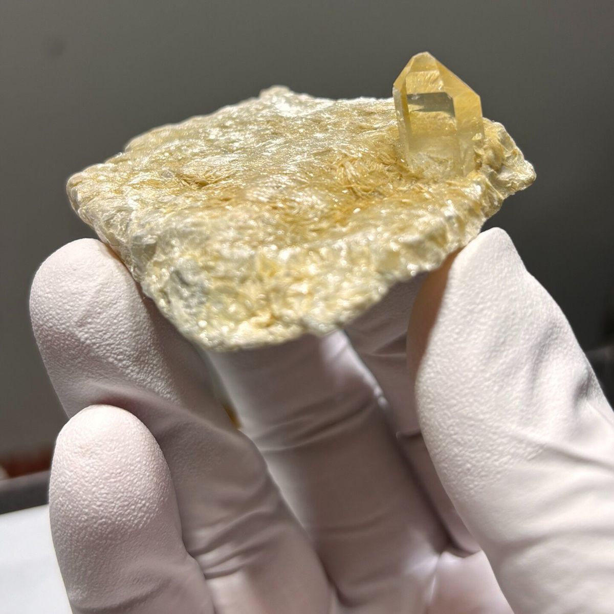 Tip-chip mica Xuebaoding quartz — complete view