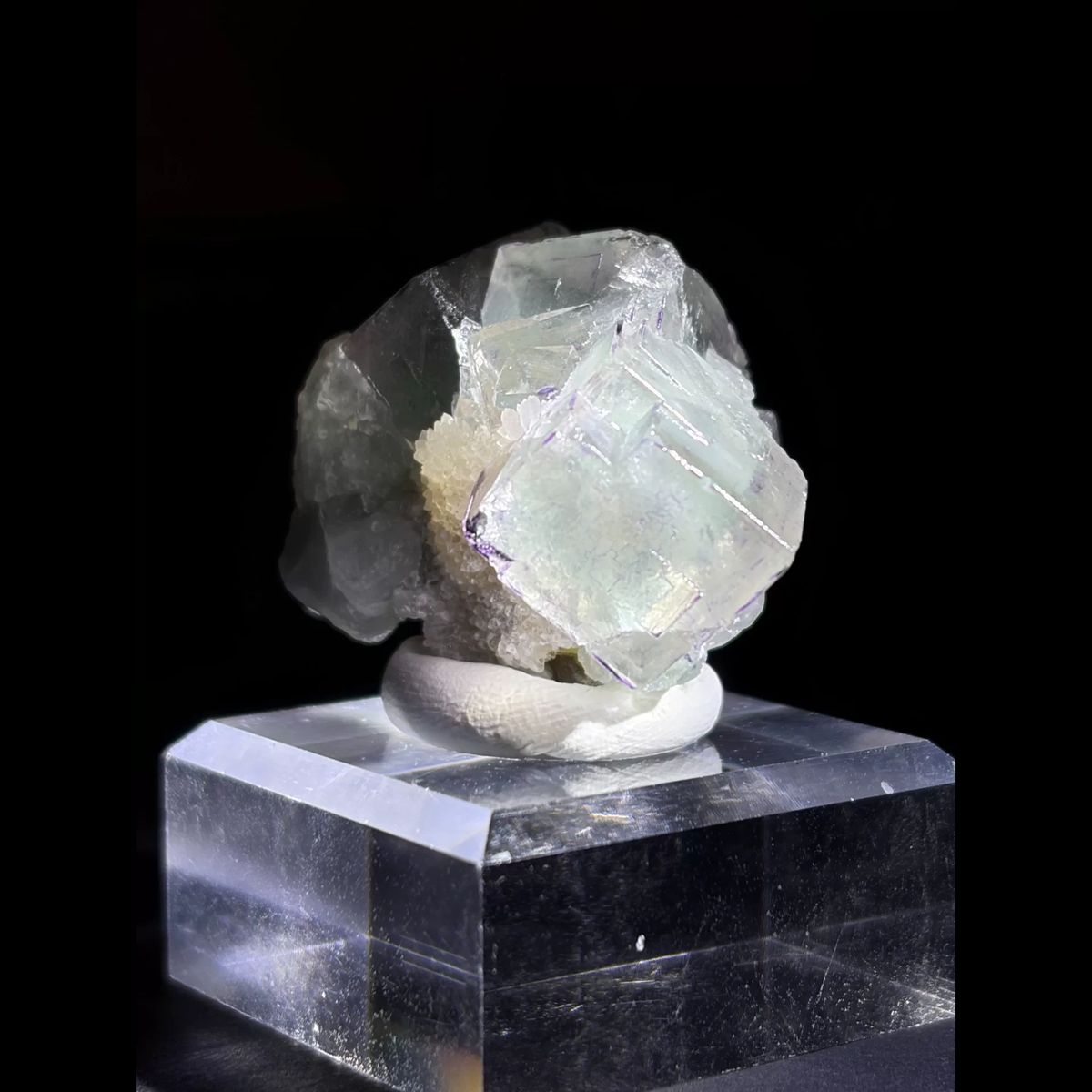 Purple-edged fluorite cube from Guizhou — complete view