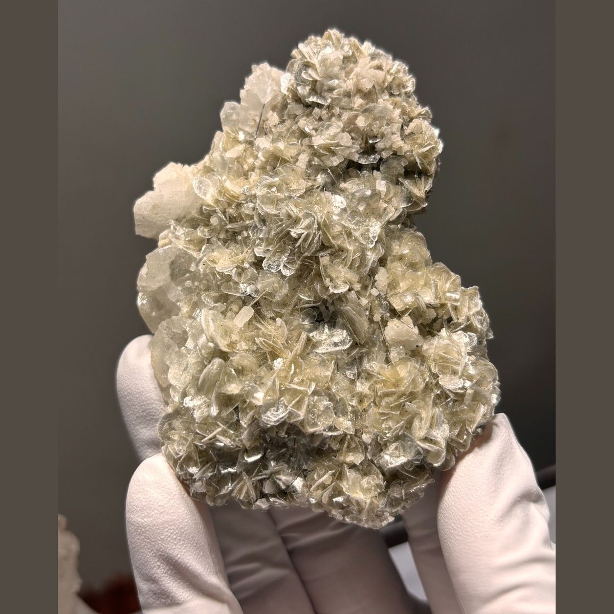 Xuebaoding mica feldspar quartz — complete view