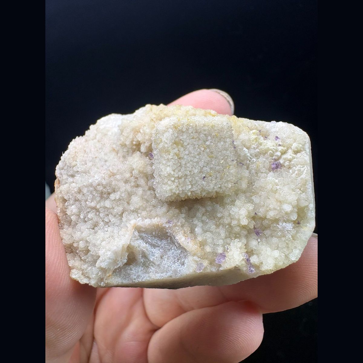 Cubic quartz pseudomorph after fluorite on sugary quartz from Guizhou — complete view