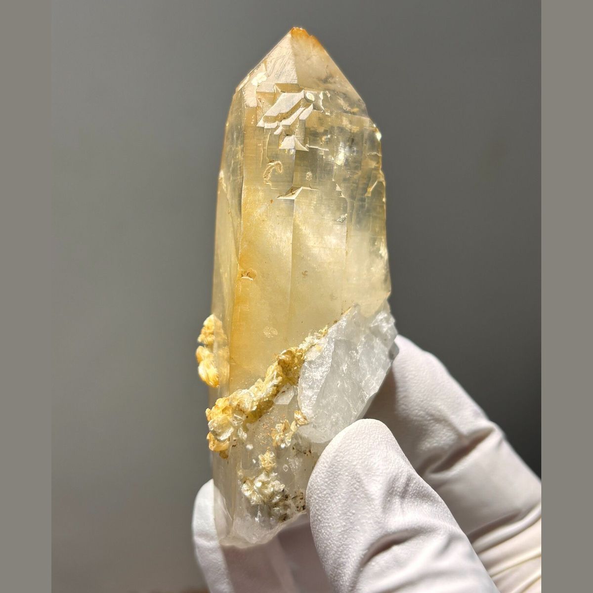 Xuebaoding quartz with mica 9.2 cm — complete view