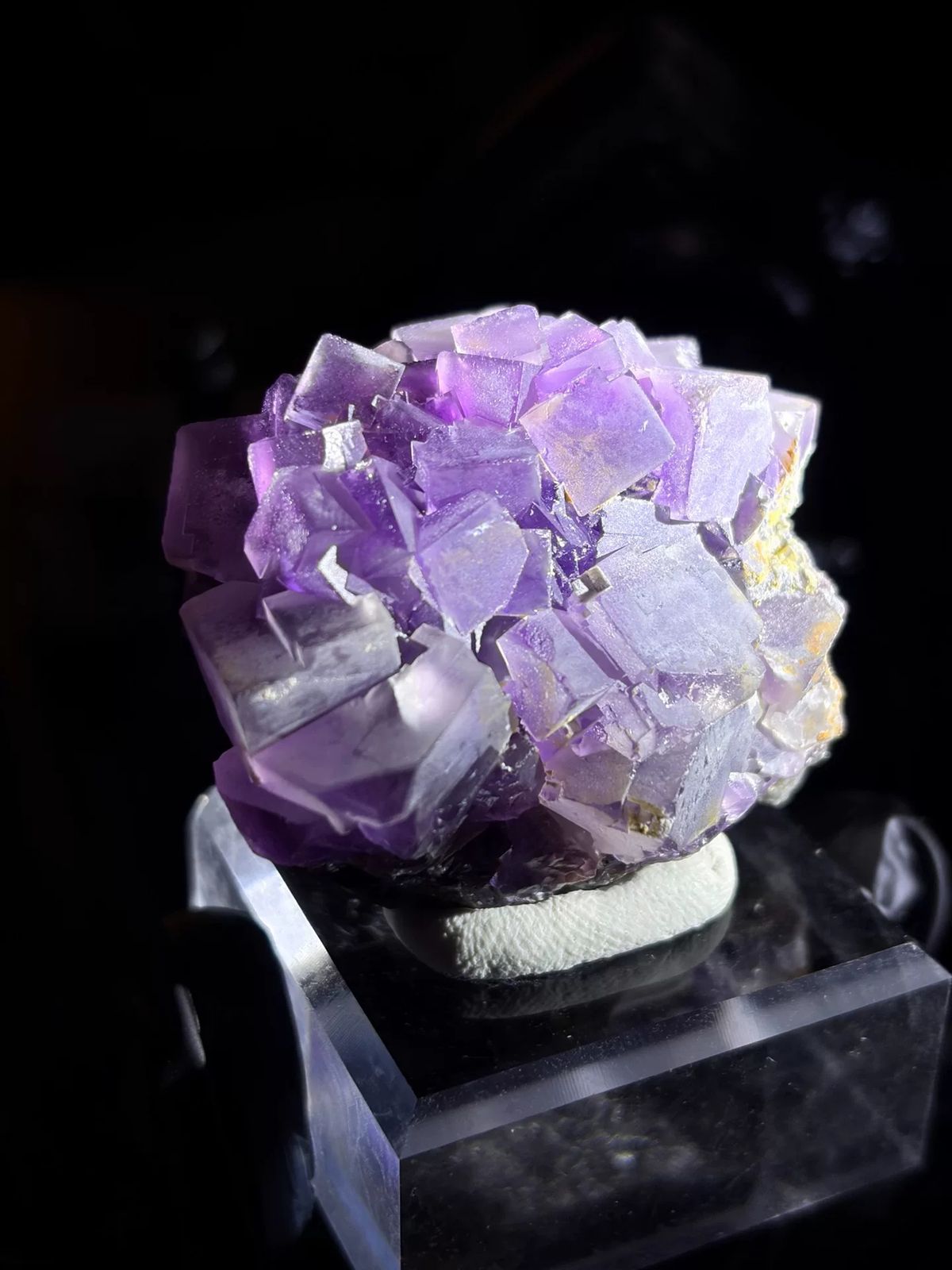 Complete main face of purple cubic fluorite from Weishan