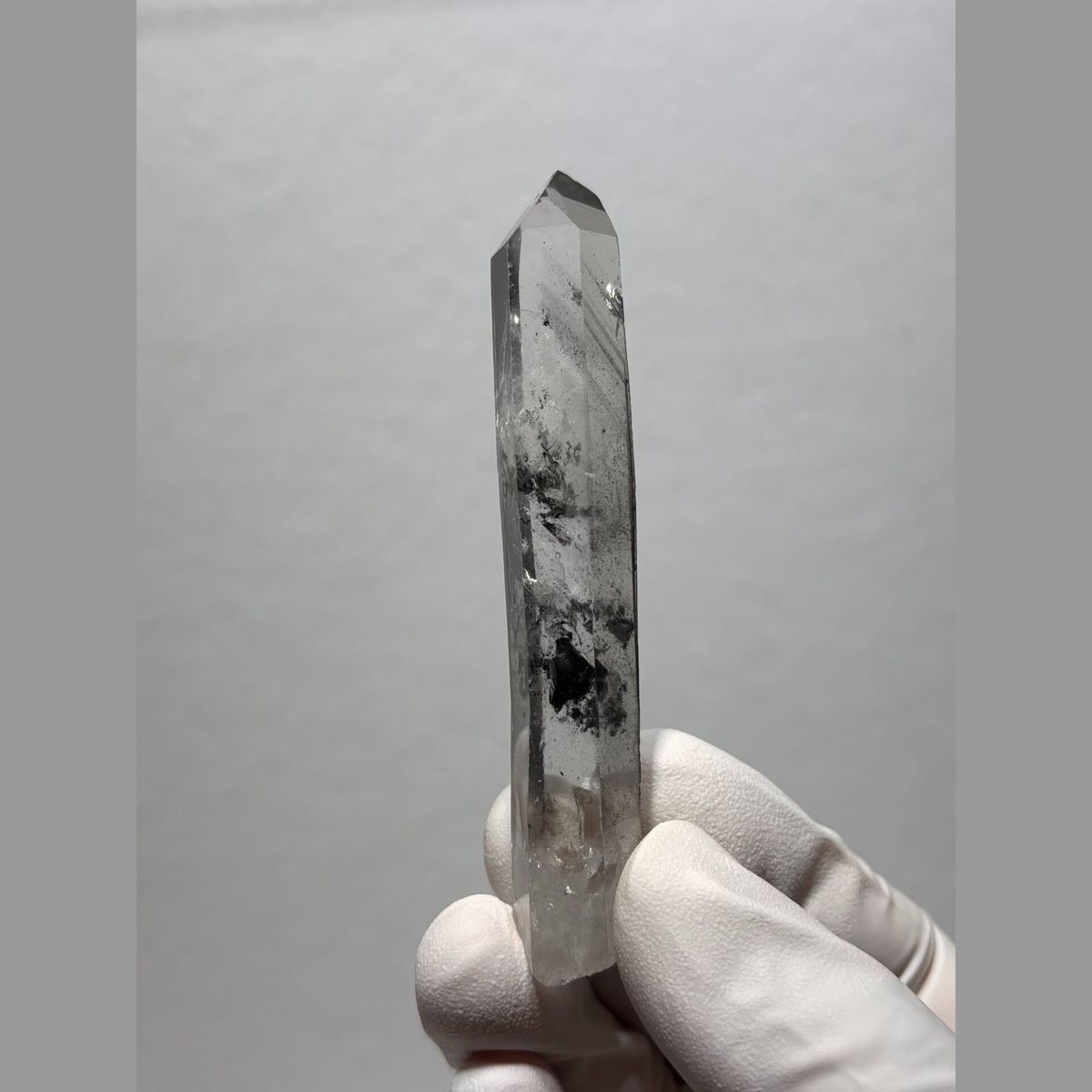 Jinkouhe quartz floater 8.5 cm — complete view