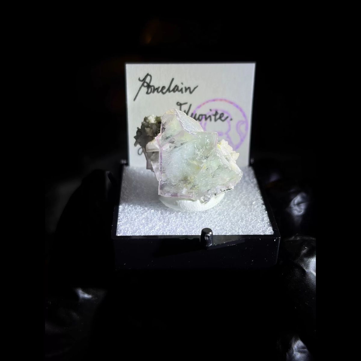 Porcelain fluorite with purple rim from Yaogangxian — complete view