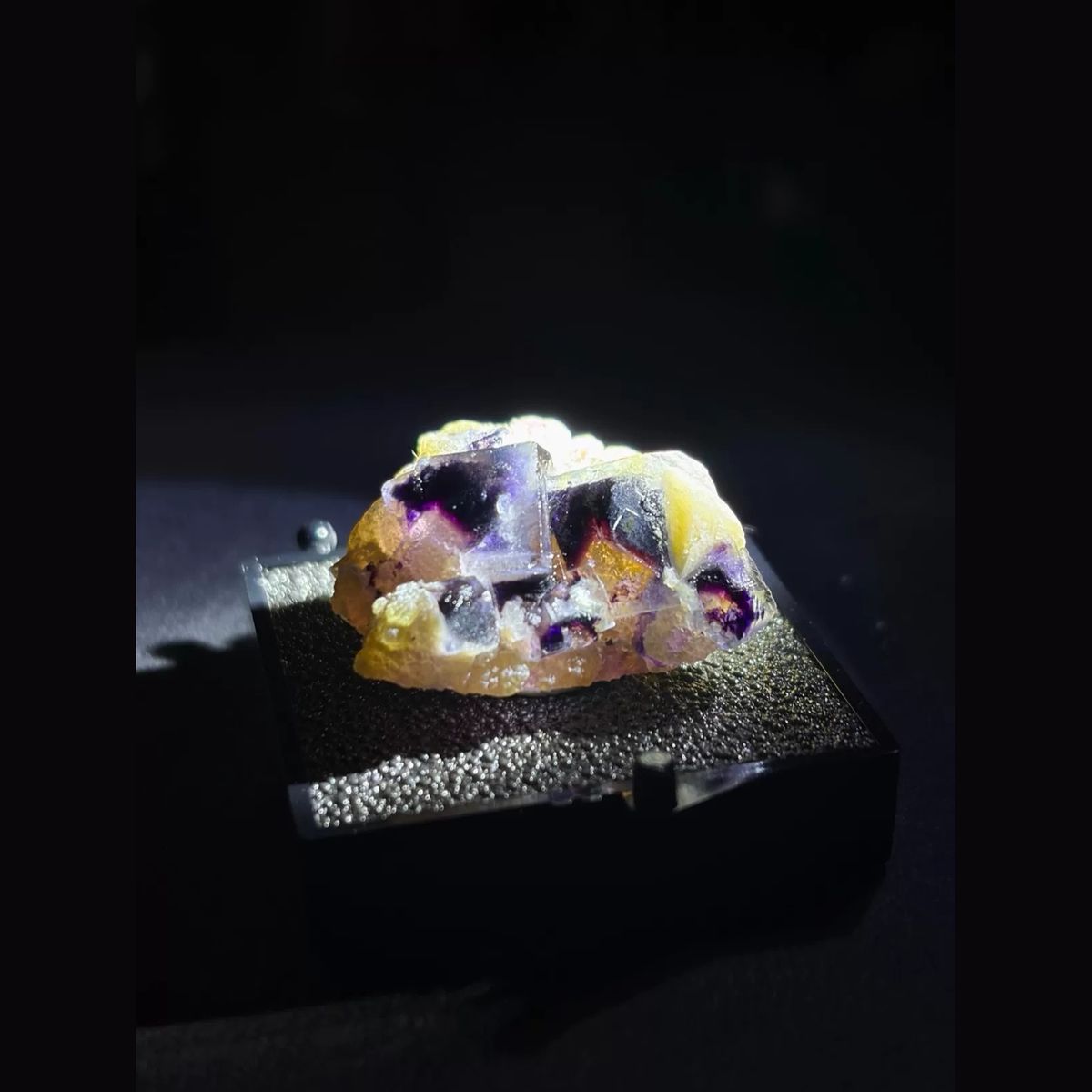 Phantom eye fluorite on matrix from Yindu — complete view
