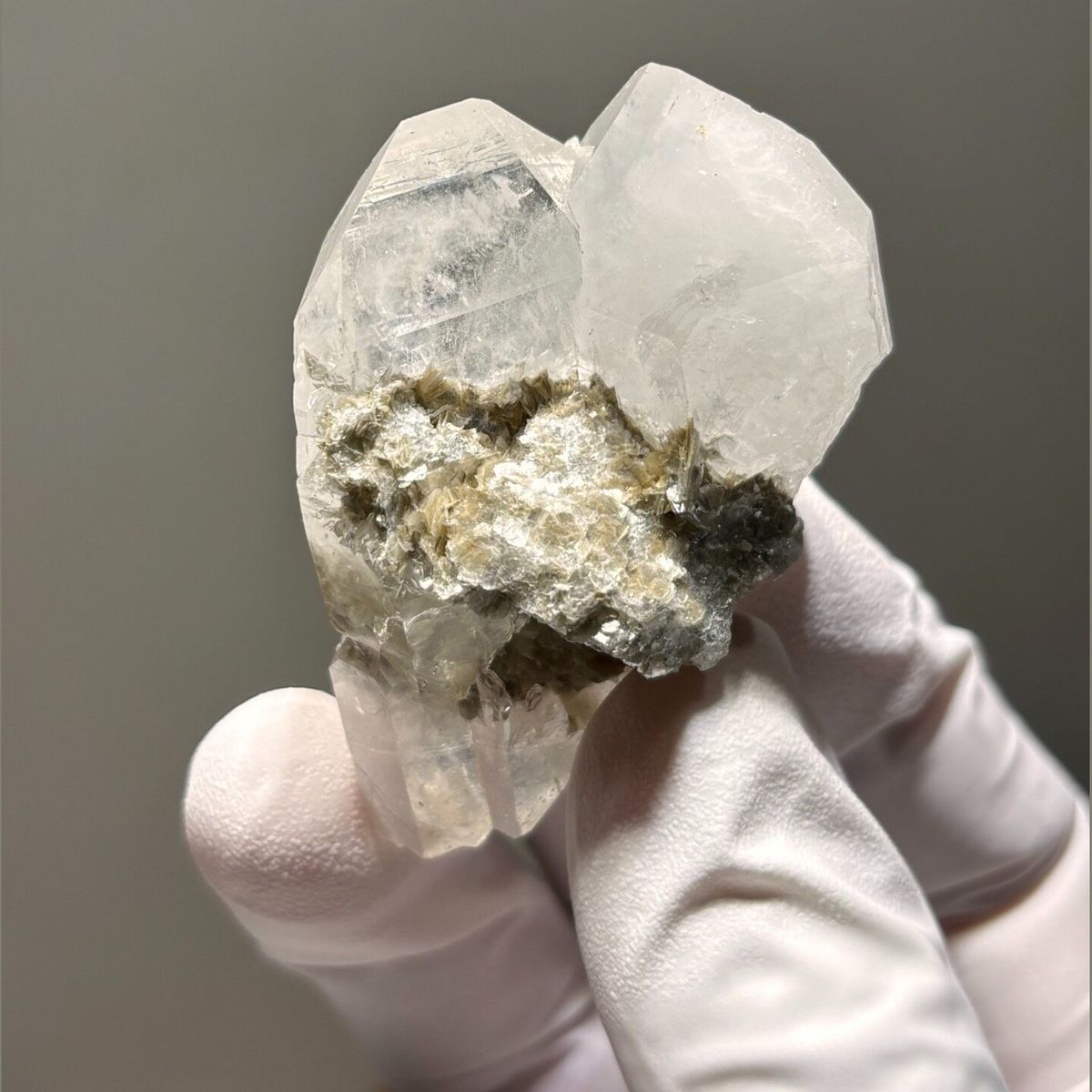 Quartz with Mica Xuebaoding 5.1 cm — complete view