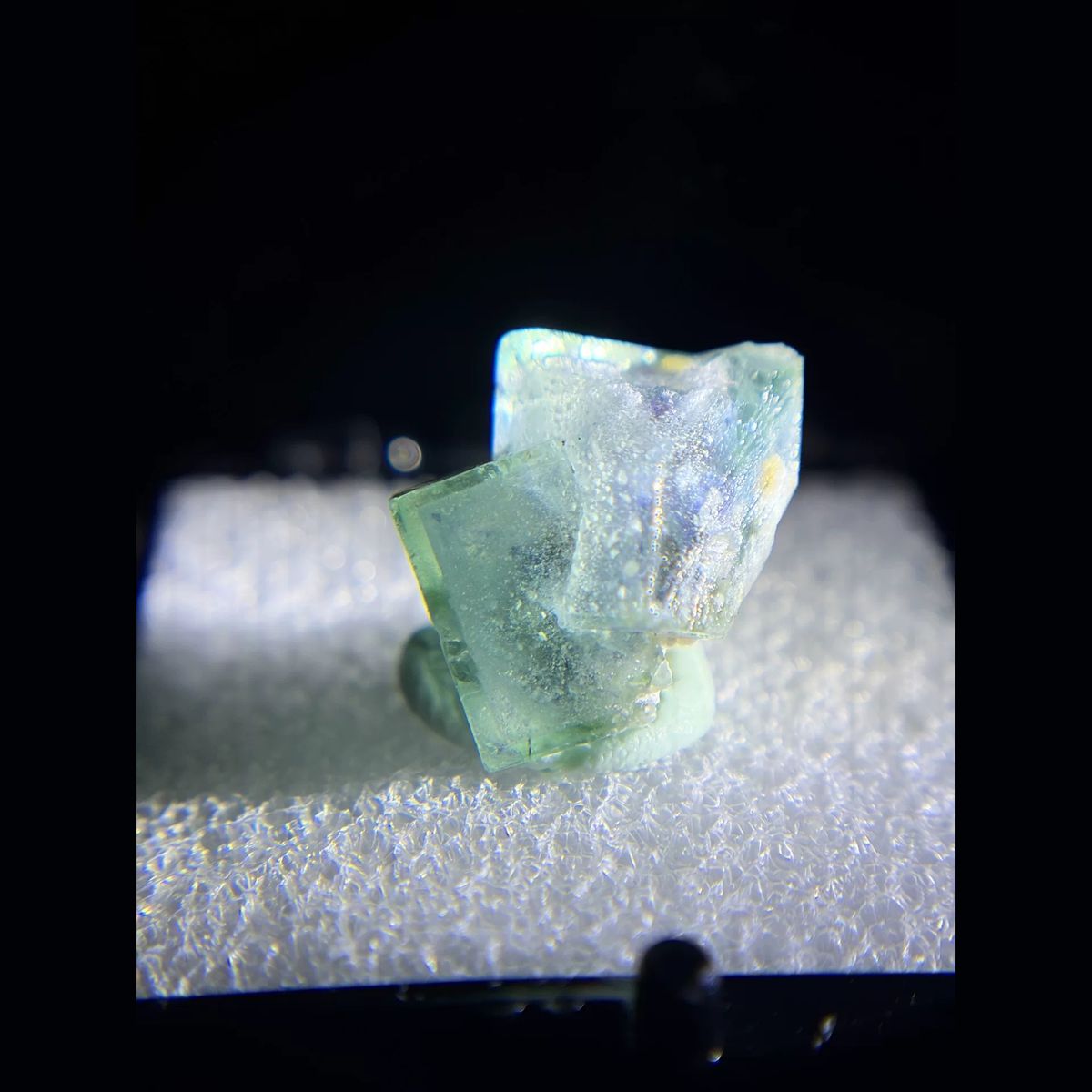 Apple-green porcelain fluorite twin from Yindu — complete view