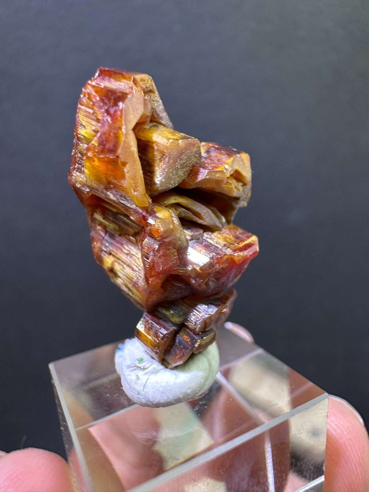 Front view of the exact bicolor skeletal vanadinite from Morocco