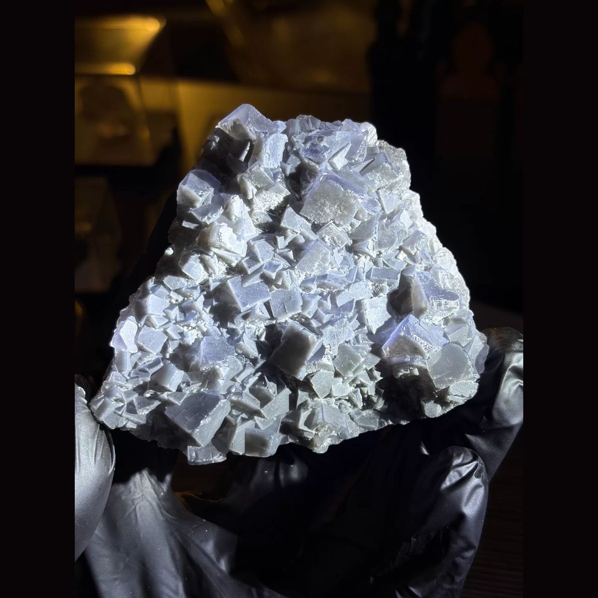 Porcelain blue fluorite with violet rim from Weishan — complete view
