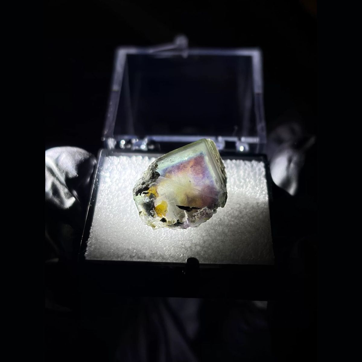Porcelain-rim phantom fluorite from Yindu — complete view
