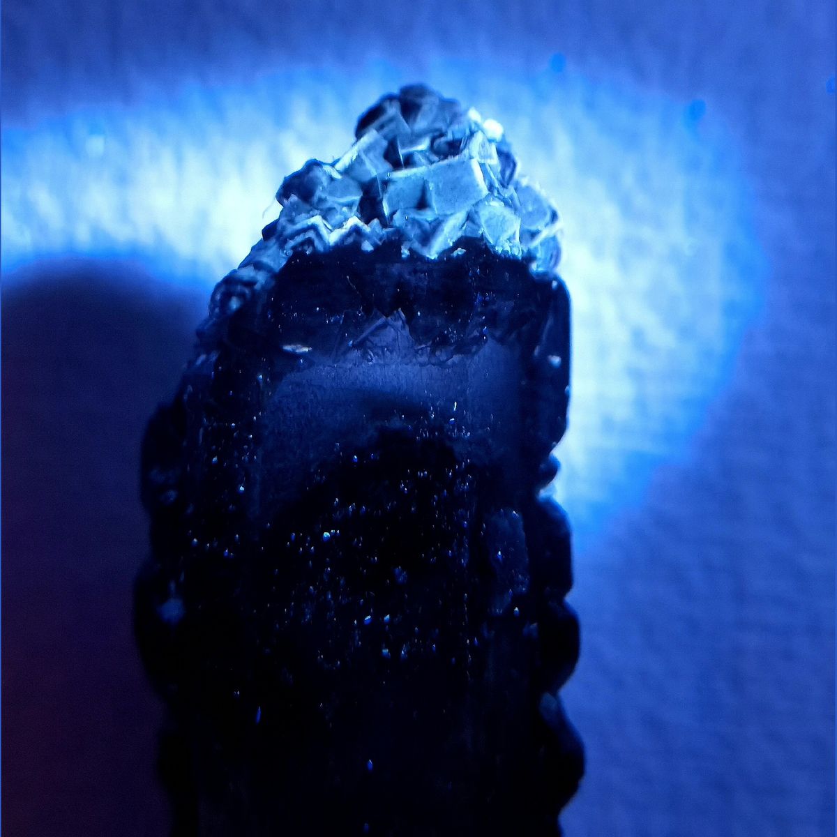 Interference quartz with chlorite and purple fluorite — complete view