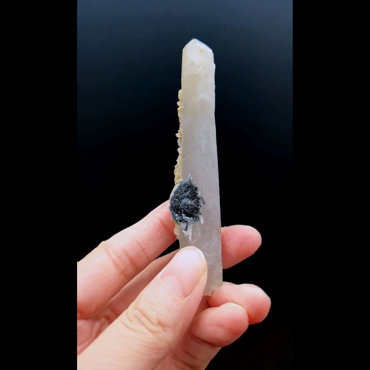 Quartz with specularite and calcite from Inner Mongolia — complete view