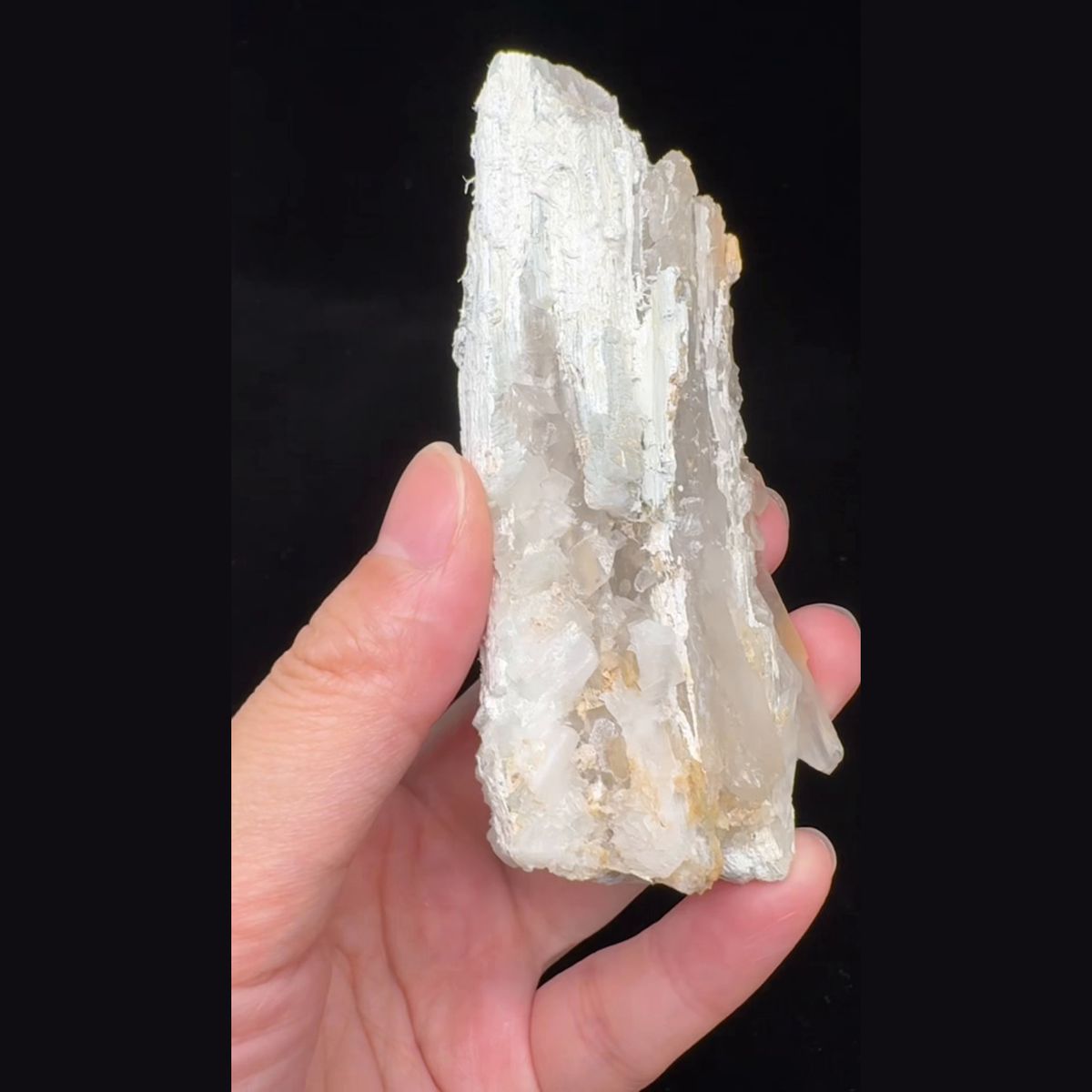 White Bladed Quartz with Fine Inclusions 10.0 cm — complete view (video frame)