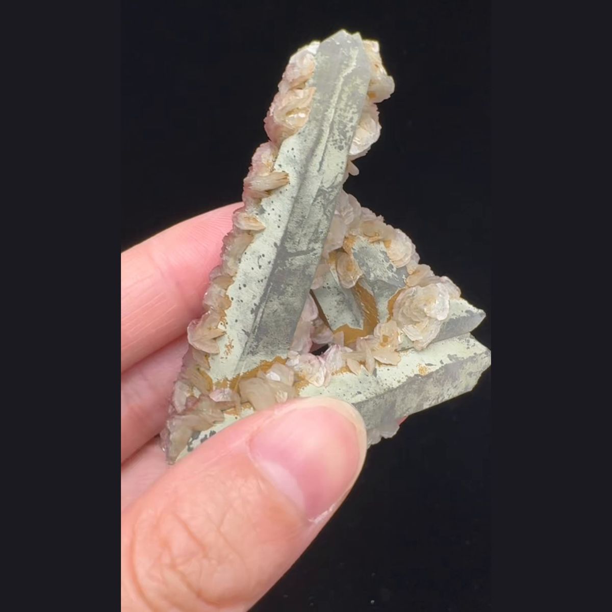 Green Quartz with Red Calcite Flowers 7.0 cm, Inner Mongolia — complete view (video frame)