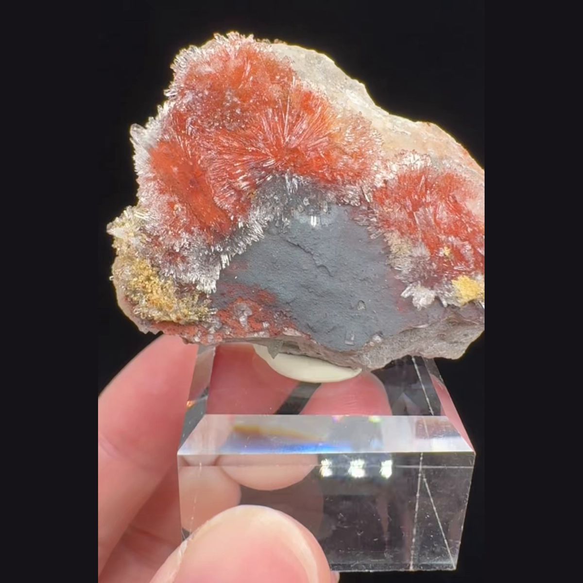 Red-Orange Creedite on Dark Matrix 4.5 cm — complete view (video frame)