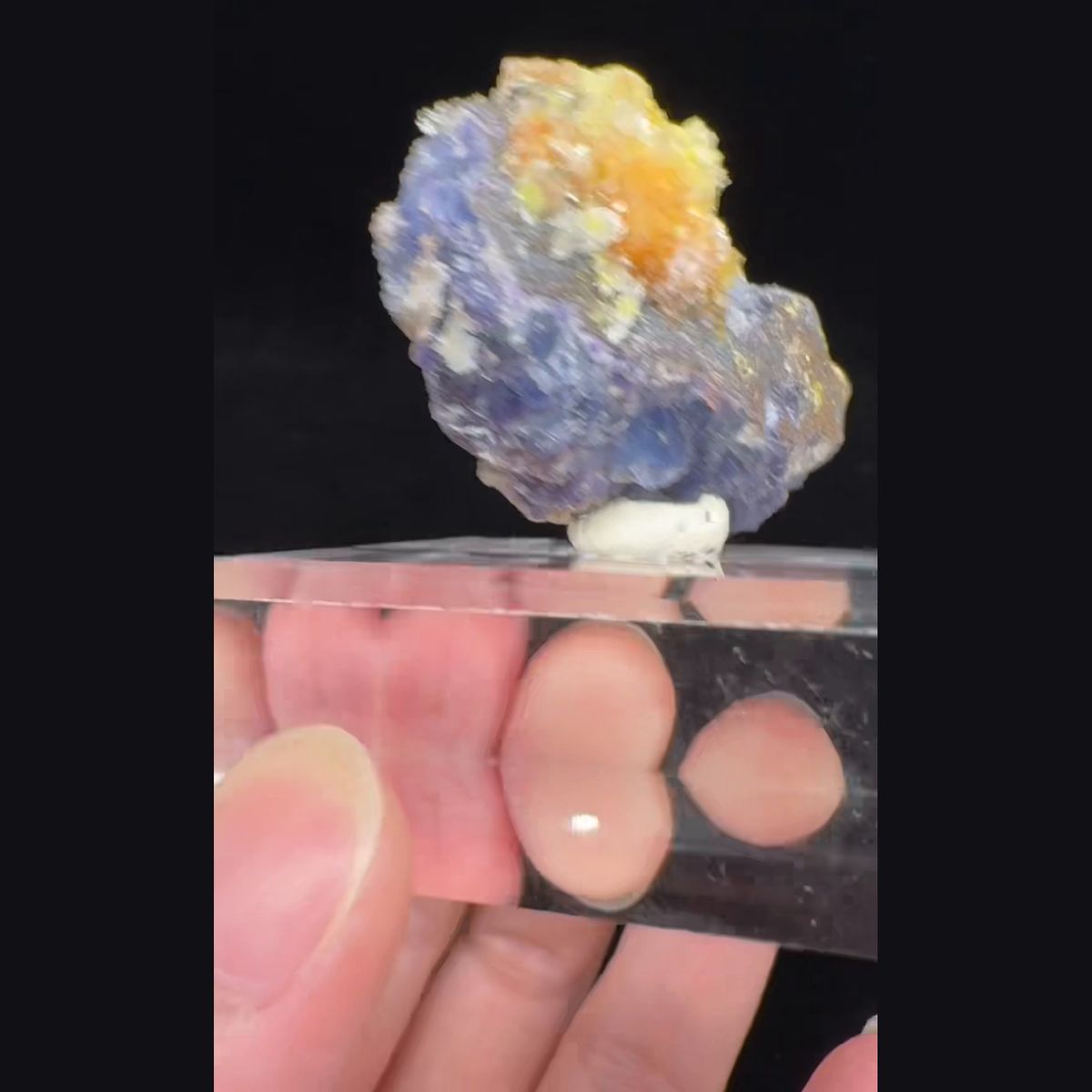 Orange-Yellow Creedite Clusters on Matrix 5.0 cm — complete view (video frame)