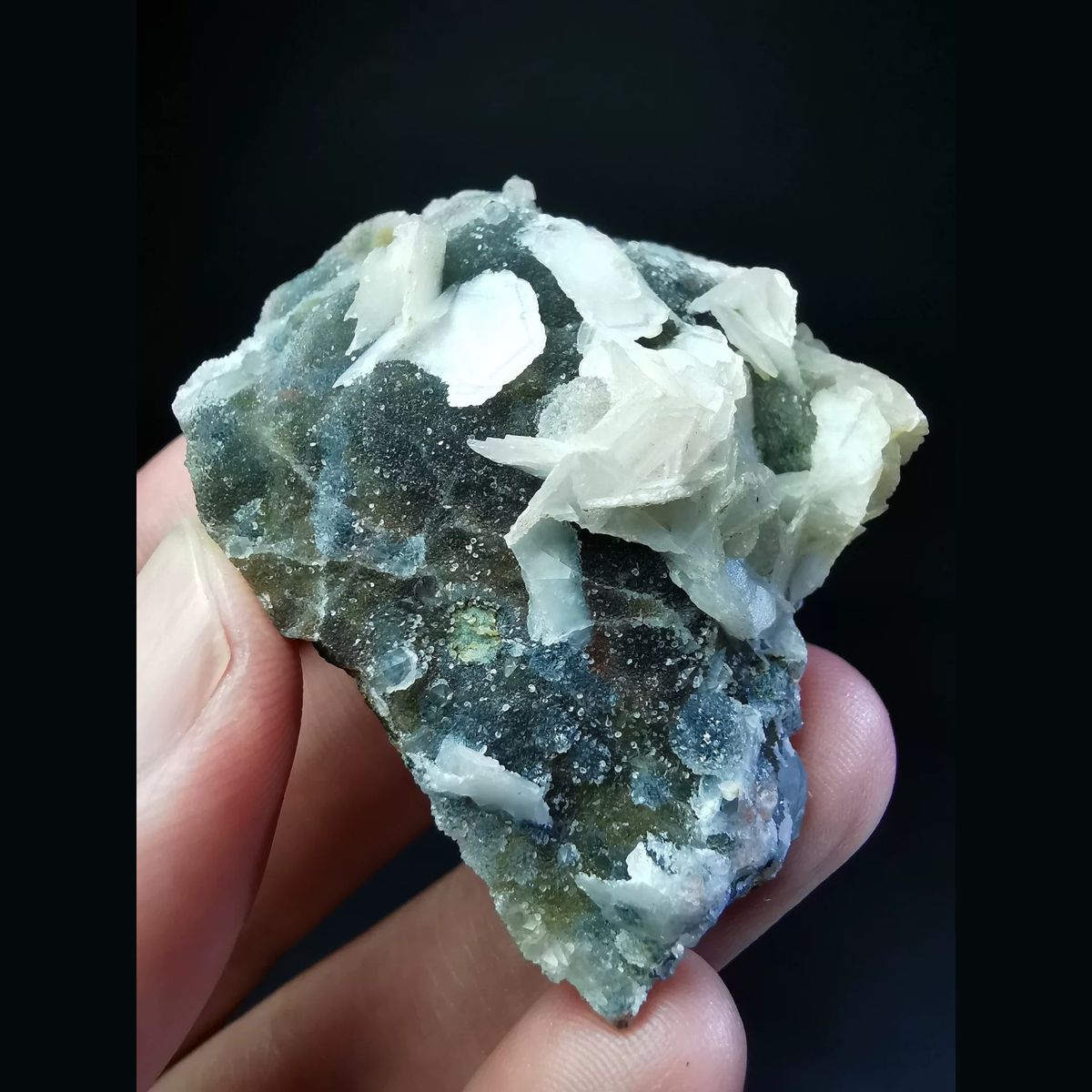 Sugary multicolor garnet with white calcite — complete view