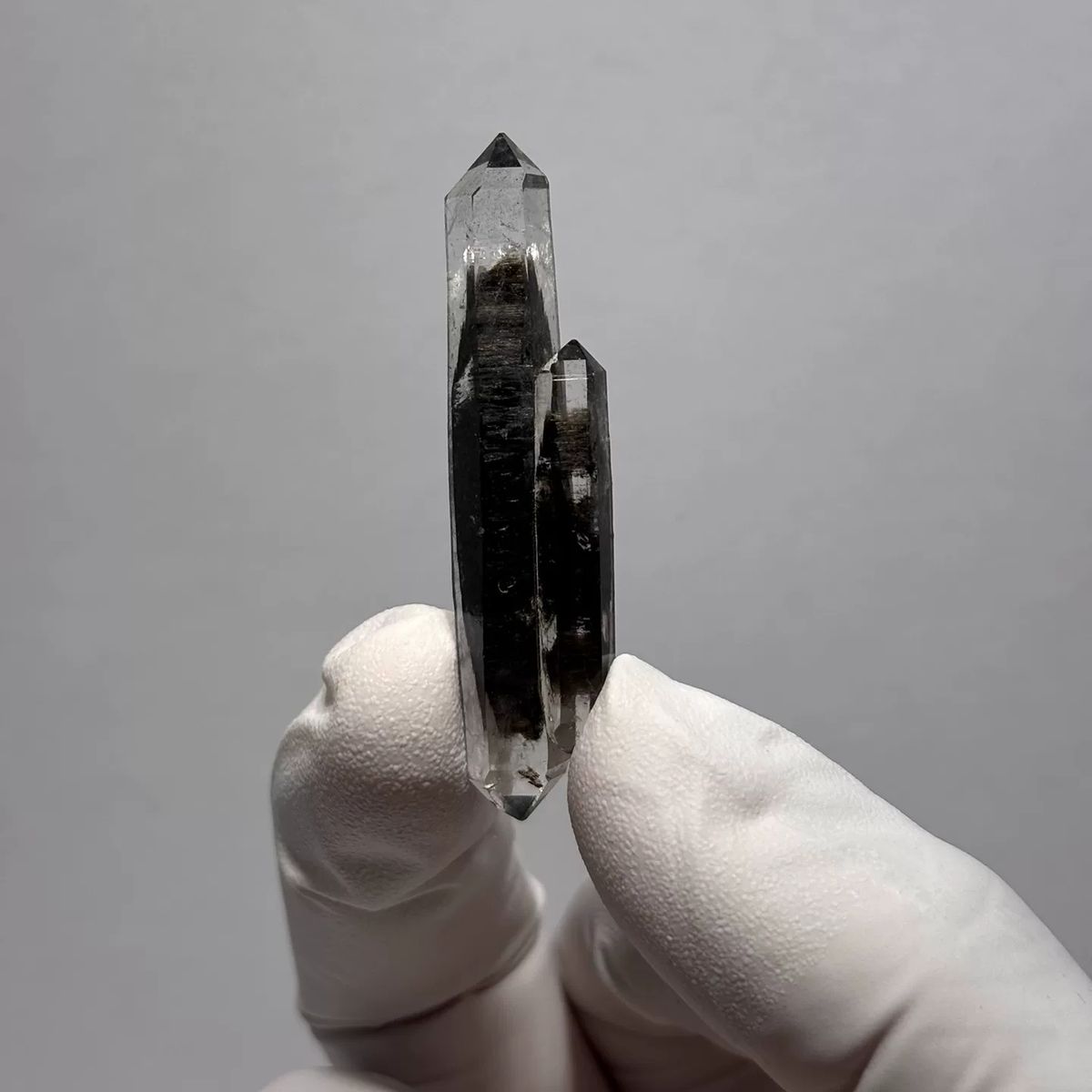 Long double-terminated Yunnan quartz with a frosty core — complete view