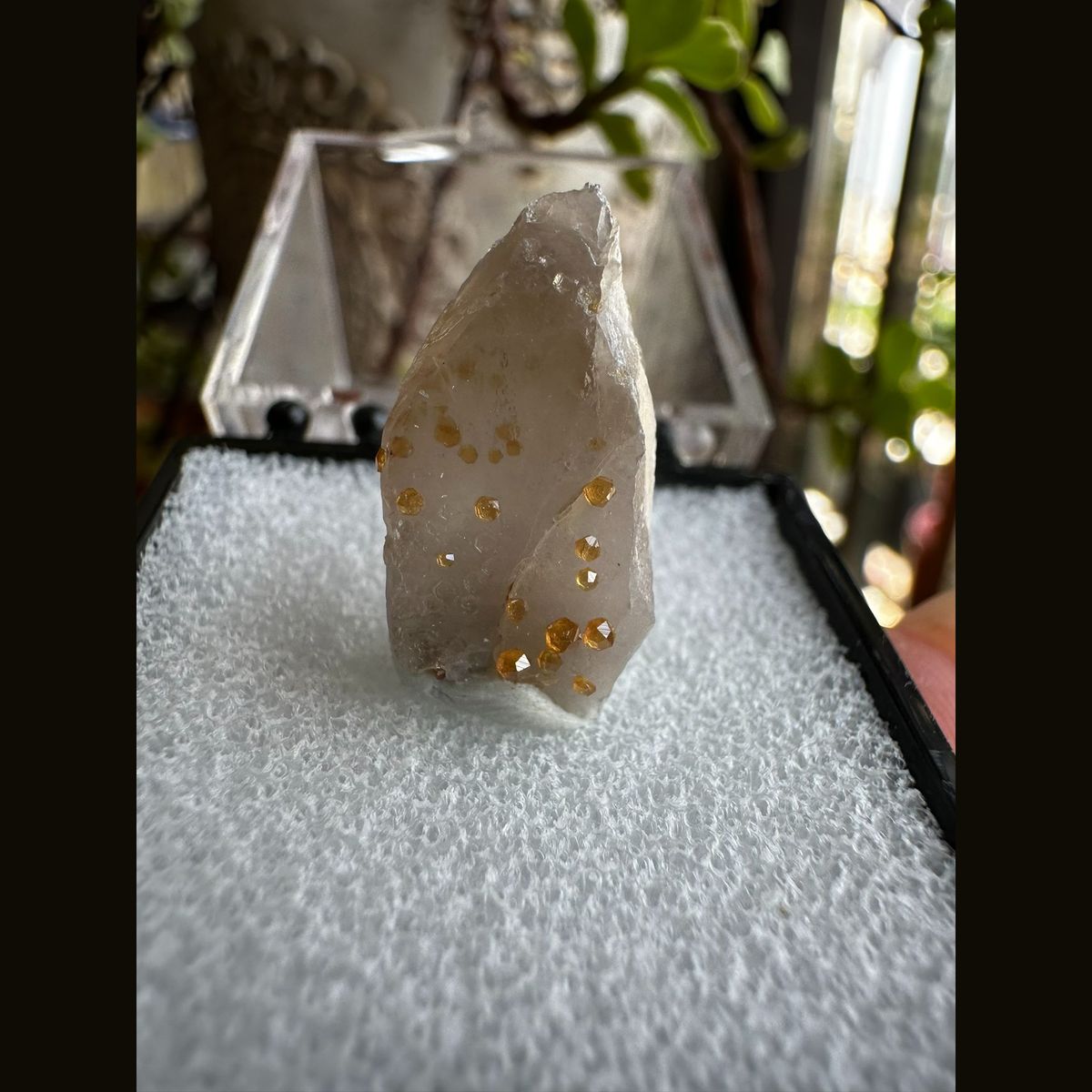 Quartz Point Enclosing Fanta Spessartine - complete view