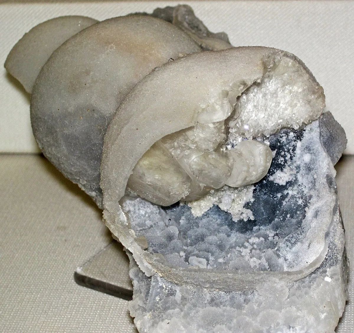 Fluorite and calcite from the Huanggang Iron-Tin Deposit, Inner Mongolia, China