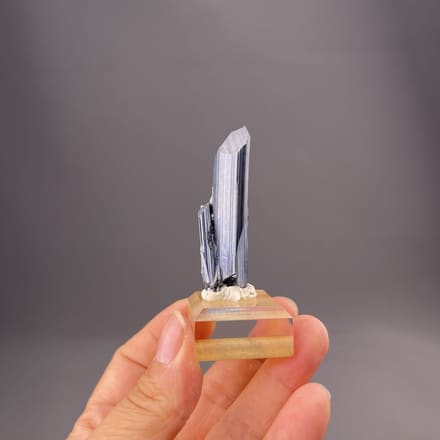 Lead-gray prismatic stibnite crystal from Lengshuijiang Mine, Hunan, China