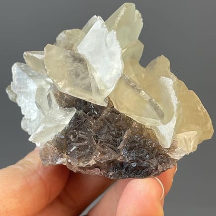 UV-fluorescent flower-form calcite from Hunan China